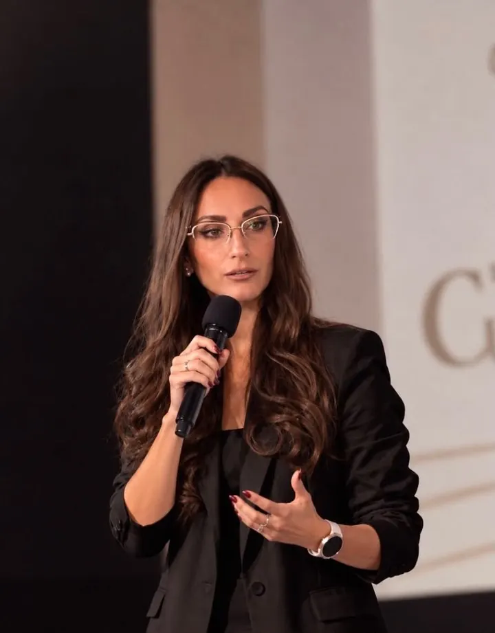 María Ángeles López Travaglini dando una conferencia